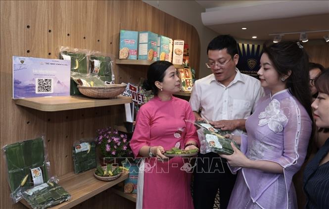 Khách tham quan mua sắm sản phẩm Huế. Ảnh: Trần Việt - TTXVN 