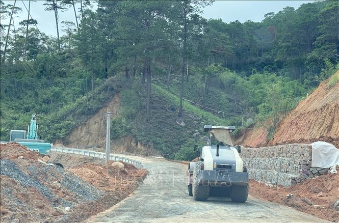 Sau khoảng 2 năm thi công, đến nay toàn tuyến ĐT.722 đã cơ bản hoàn thành hạng mục chính, sẵn sàng thông xe kỹ thuật vào ngày 30/6. Ảnh: Nguyễn Dũng – TTXVN 