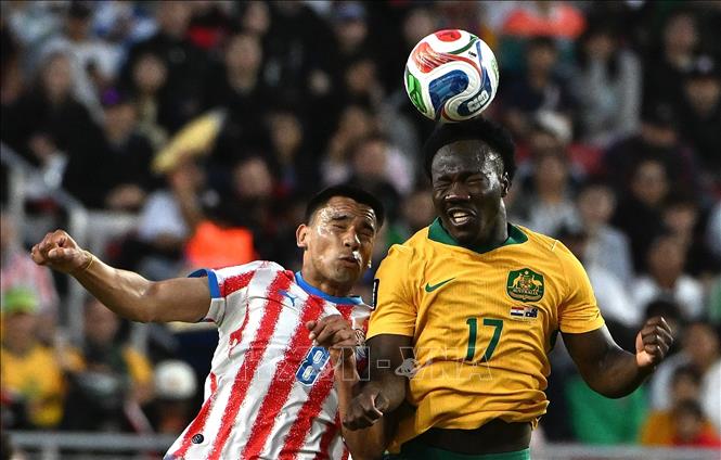 Pha tranh bóng bổng giữa tiền vệ Paraguay Diego Gomez (trái) và tiền đạo Australia Nestory Irankunda. Ảnh: THX/TTXVN