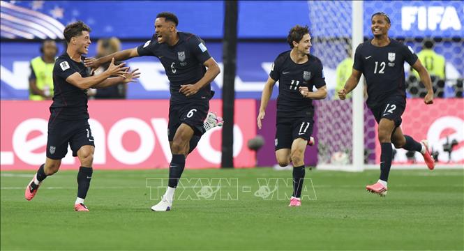 Hậu vệ Auston Trusty (thứ 2, trái) của đội tuyển Mỹ ăn mừng sau pha ghi bàn mở tỷ số ở phút thứ 3. Ảnh: THX/TTXVN