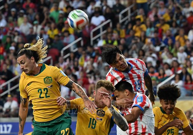 Pha đánh đầu của hậu vệ Paraguay Gustavo Gomez (phải, phía trên). Ảnh: THX/TTXVN