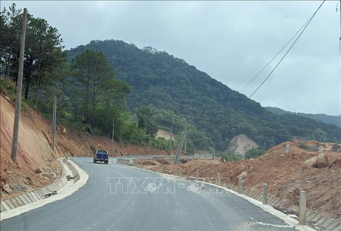 Tuyến đường bộ ĐT.722 sau khi hoàn thiện sẽ hình thành mạch giao thông kết nối từ phường Langbiang – Đà Lạt đi xã Đam Rông 4 và đấu nối với tỉnh Đắk Lắk. Ảnh: Nguyễn Dũng – TTXVN  