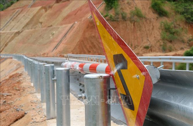 Các mũi thi công hiện đang triển khai lắp đặt hệ thống biển báo, hộ lan, cọc tiêu, sơn vạch kẻ đường để chuẩn bị thông xe kỹ thuật toàn tuyến ĐT.722. Ảnh: Nguyễn Dũng – TTXVN 