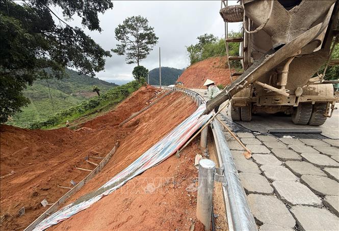 Một vị trí trên tuyến ĐT.722 được gia cố phần bờ taluy âm, chống sạt lở trong mùa mưa. Ảnh: Nguyễn Dũng – TTXVN 