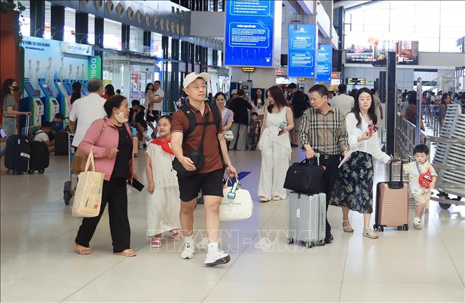 Người dân chọn sử dụng dịch vụ vận chuyển của Vietnam Airlines tại sân bay quốc tế Nội Bài trong mùa du lịch hè 2026. Ảnh: Quốc Khánh - TTXVN