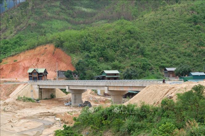 Một trong 3 cây cầu bê tông cốt thép trên tuyến ĐT.722 đã được hoàn thành và đưa vào sử dụng. Ảnh: Nguyễn Dũng – TTXVN 