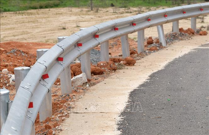 Một đoạn hộ lan trên tuyến ĐT.722 (đoạn qua xã Đam Rông 4) đã được thi công hoàn thiện. Ảnh: Nguyễn Dũng – TTXVN 