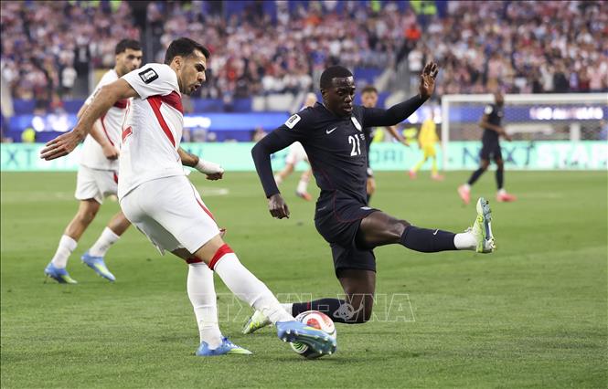 Pha tranh bóng giữa Timothy Weah (phải) đội tuyển Mỹ và Zeki Celik đội tuyển Thổ Nhĩ Kỳ. Ảnh: THX/TTXVN