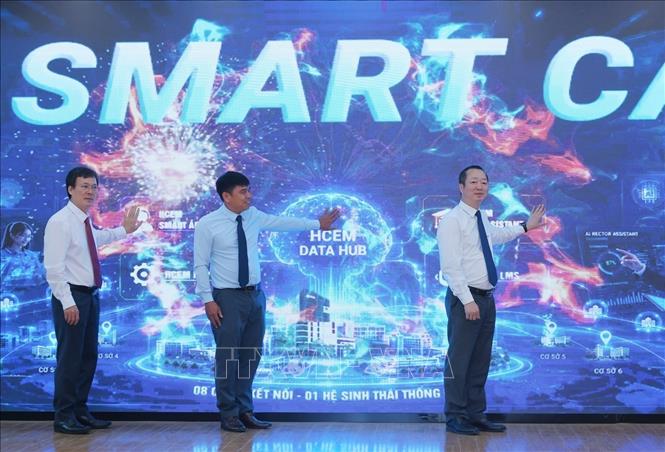 Các đại biểu thực hiện lễ ra mắt Hệ sinh thái chuyển đổi số toàn diện - Ứng dụng AI 