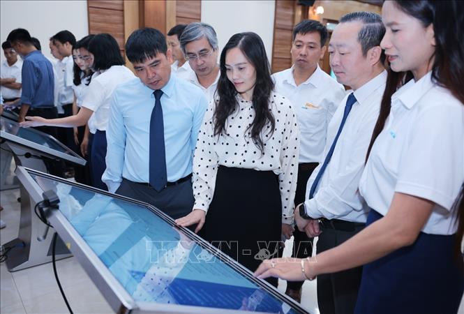 Các đại biểu trải nghiệm các ứng dụng trí tuệ nhân tạo 