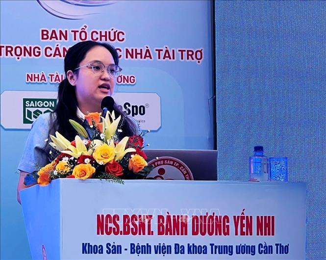 Bác sĩ Bành Dương Yến Nhi, Bệnh viện Đa khoa Trung ương Cần Thơ, trình bày tại Hội thảo. Ảnh: Ánh Tuyết - TTXVN