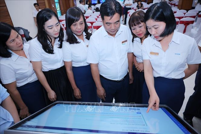 Các đại biểu trải nghiệm các ứng dụng trí tuệ nhân tạo 