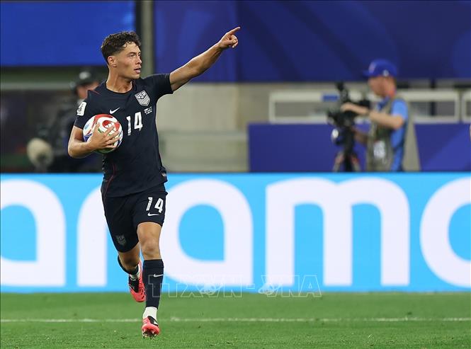 Tiền vệ Sebastian Berhalter (số 14) đội tuyển Mỹ ăn mừng sau pha ghi bàn cân bằng tỉ số 2-2 ở phút 49. Ảnh: THX/TTXVN