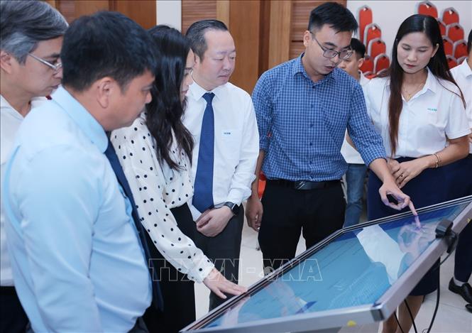 Các đại biểu trải nghiệm các ứng dụng trí tuệ nhân tạo 