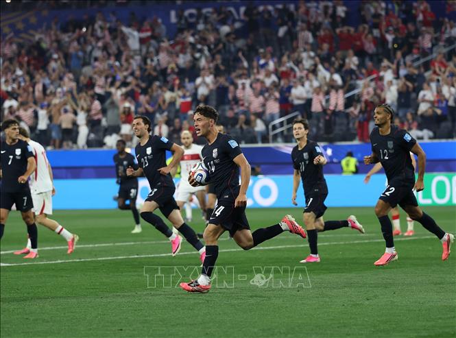 Tiền vệ Sebastian Berhalter (giữa) đội tuyển Mỹ ăn mừng sau pha ghi bàn cân bằng tỉ số 2-2 ở phút 49. Ảnh: THX/TTXVN
