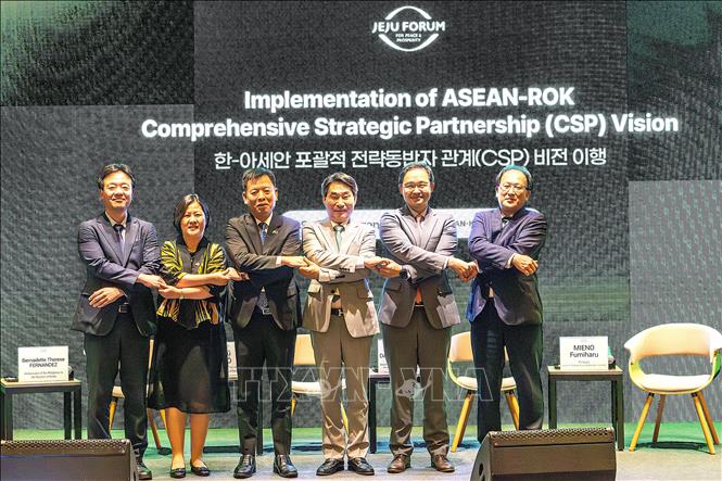 Ông Kim Jae-shin (thứ 3, phải sang), Tổng thư ký Trung tâm ASEAN - Hàn Quốc cùng các diễn giả tại phiên thảo luận “Thực hiện Tầm nhìn Đối tác chiến lược toàn diện (CSP) ASEAN – Hàn Quốc”. Ảnh Khánh Vân - TTXVN tại Hàn Quốc