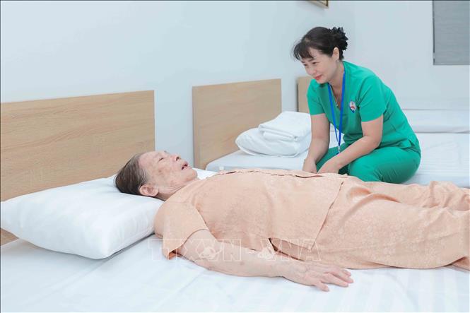 Khu vực phòng nghỉ trưa với 40 giường đảm bảo không gian yên tĩnh, thoải mái. Nhân viên y tế luôn túc trực, sẵn sàng hỗ trợ chăm sóc tận tình khi các cụ mệt mỏi trong lúc nghỉ. Ảnh: Phan Phương – TTXVN