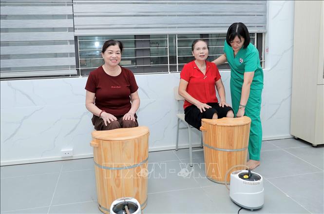 Các gia đình bày tỏ sự phấn khởi và yên tâm khi tìm được môi trường chăm sóc chuyên nghiệp, an toàn trong ngày. Ảnh: Phan Phương – TTXVN