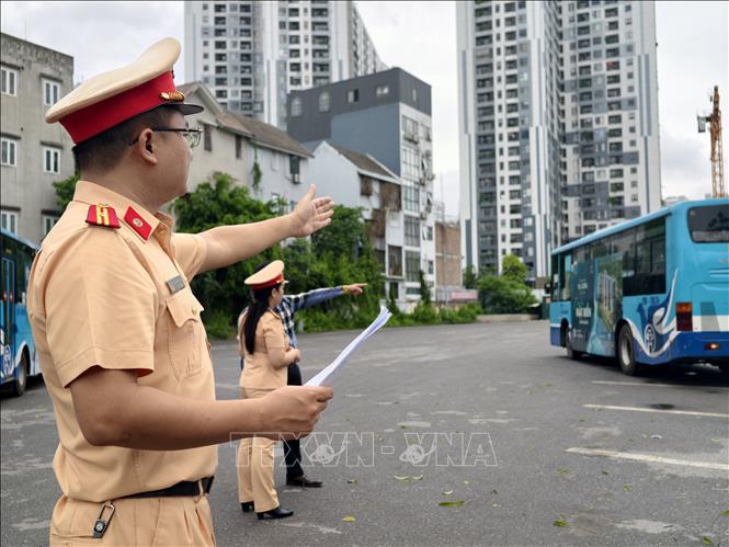 Thông qua các buổi tuyên truyền, lái xe được phân tích nguyên nhân các vụ tai nạn, thực hành trên các tình huống mô phỏng nguy hiểm, nâng cao kỹ năng điều khiển phương tiện. Ảnh: Hùng Mạnh - TTXVN