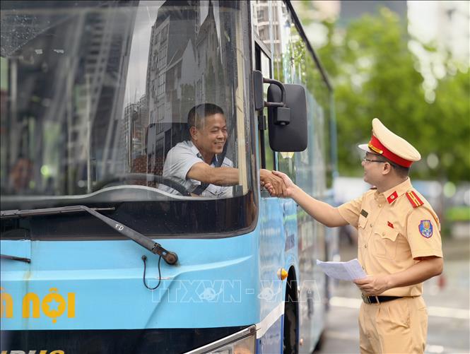 Lái xe buýt trực tiếp trao đổi những khó khăn phát sinh trong quá trình làm việc với lực lượng Cảnh sát giao thông. Ảnh: Hùng Mạnh - TTXVN