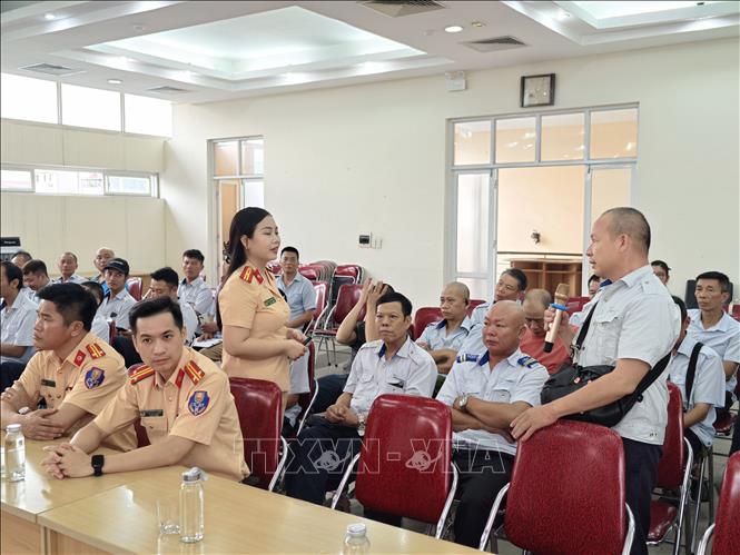 Lái xe buýt trực tiếp trao đổi những khó khăn phát sinh trong quá trình làm việc với lực lượng Cảnh sát giao thông. Ảnh: Hùng Mạnh - TTXVN