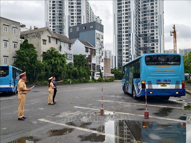Thông qua các buổi tuyên truyền, lái xe được phân tích nguyên nhân các vụ tai nạn, thực hành trên các tình huống mô phỏng nguy hiểm, nâng cao kỹ năng điều khiển phương tiện. Ảnh: Hùng Mạnh - TTXVN