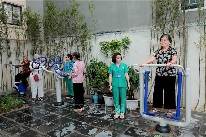 Khu tập thể dục ngoài trời trang bị đa dạng máy tập tay, chân chuyên dụng, giúp các cụ rèn luyện vận động, tăng cường sức mạnh cơ bắp và nâng cao sức khỏe mỗi ngày. Ảnh: Phan Phương – TTXVN