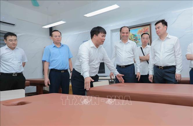 ThS.BS Nguyễn Khắc Thúy, Giám đốc Trạm Y tế phường Long Biên chia sẻ kinh nghiệm vận hành mô hình chăm sóc người cao tuổi với các đoàn đại biểu địa phương đến tham quan và học tập. Ảnh: Phan Phương – TTXVN