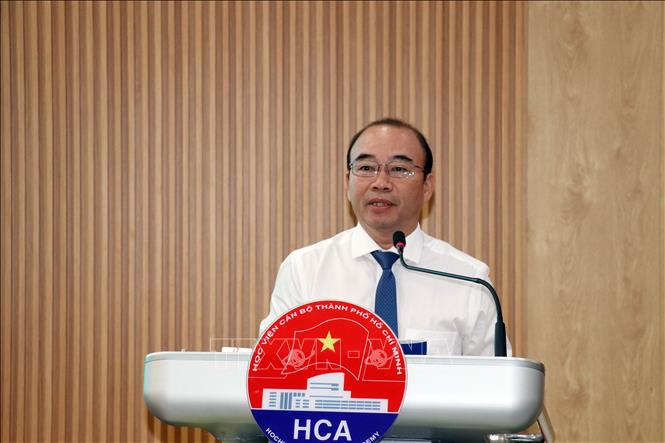 Phó Giáo sư, Tiến sĩ Ngô Hồng Điệp, Phó Hiệu trưởng trường Đại học Thủ Dầu Một báo cáo đề dẫn Hội thảo. Ảnh: Tiến Lực - TTXVN