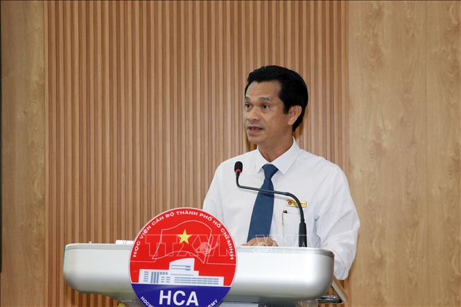 Tiến sĩ Phạm Ngọc Lợi, Phó Giám đốc Học viện Cán bộ Thành phố Hồ Chí Minh phát biểu tại Hội thảo. Ảnh: Tiến Lực - TTXVN