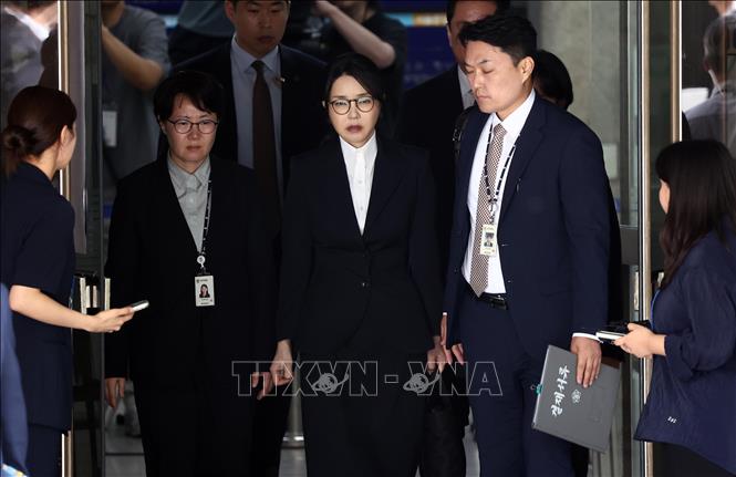 Cựu Đệ nhất phu nhân Hàn Quốc Kim Keon-hee (thứ 3, trái) tại Toà án quận Trung tâm Seoul, ngày 12/8/2025. Ảnh: Yonhap/TTXVN