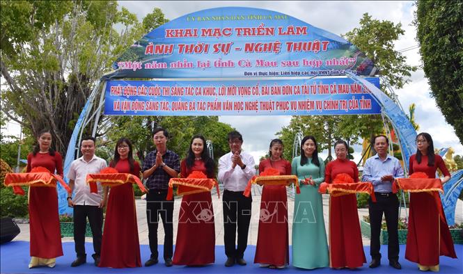 Các đại biểu thực hiện nghi thức cắt bằng khai mạc triển lãm. Ảnh: Tuấn Kiệt – TTXVN