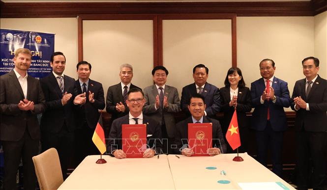 Lễ ký Bản ghi nhớ hợp tác giữa Tập đoàn Big Dutchman AG và Tập đoàn Hùng Nhơn. Ảnh: Thu Hằng - PV TTXVN tại Đức