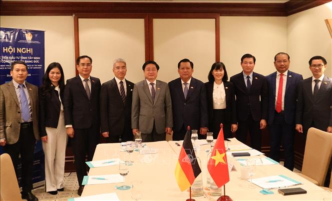 Đoàn công tác của tỉnh Tây Ninh làm việc với Đại sứ Nguyễn Đắc Thành và cán bộ ĐSQ, TLSQ Việt Nam. Ảnh: Thu Hằng - PV TTXVN tại Đức