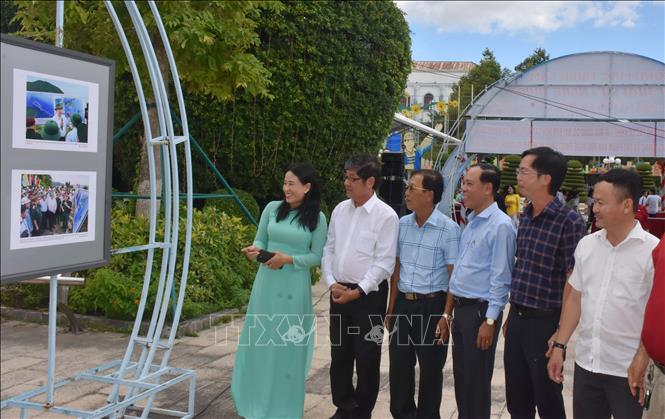 Các đại biểu tham quan triển lãm. Ảnh: Tuấn Kiệt – TTXVN