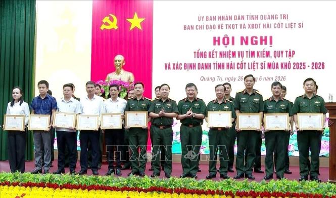 Tặng Bằng khen của Chủ tịch UBND tỉnh Quảng Trị cho các tập thể, cá nhâ có thành tích xuất sắc trong thực hiện nhiệm vụ tìm kiếm, quy tập và xác định danh tính hài cốt liệt sĩ. Ảnh: TTXVN phát
