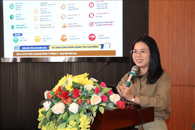 TS. Nguyễn Thị Cẩm Phương, Phó Trưởng Khoa Kinh tế - trường Kinh tế Luật, Đại học Trà Vinh truyền đạt các nội dung chương trình tập huấn. Ảnh : Phúc Sơn - TTXVN