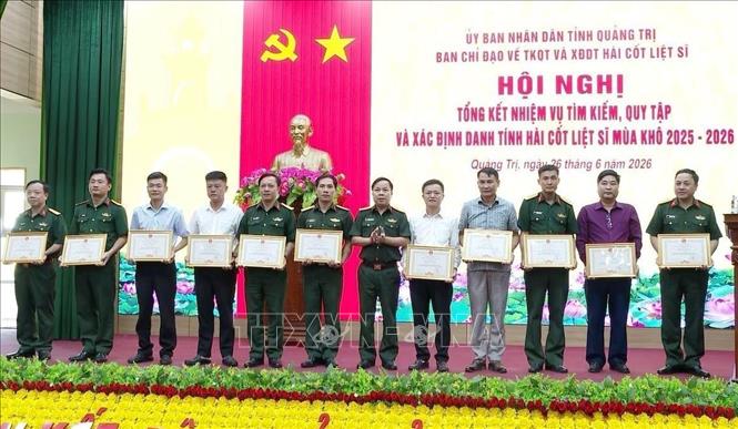 Tặng Bằng khen của Chủ tịch UBND tỉnh Quảng Trị cho các tập thể, cá nhâ có thành tích xuất sắc trong thực hiện nhiệm vụ tìm kiếm, quy tập và xác định danh tính hài cốt liệt sĩ. Ảnh: TTXVN phát