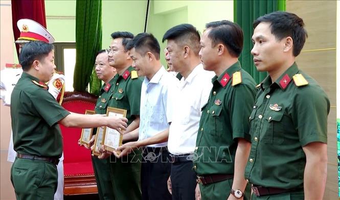 Khen thưởng các cá nhân và tập thể có thành tích xuất sắc trong thực hiện nhiệm vụ tìm kiếm, quy tập và xác định danh tính hài cốt liệt sĩ mùa khô 2025-2026. Ảnh: TTXVN phát