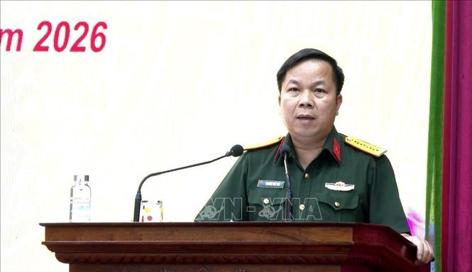 Đại tá Trương Viết Hải, Phó Bí thư Thường trực Đảng ủy Quân sự tỉnh, Chính ủy Bộ Chỉ huy Quân sự tỉnh Quảng Trị, Phó Trưởng Ban Thường trực Ban Chỉ đạo tỉnh phát biểu tại hội nghị. Ảnh: TTXVN phát