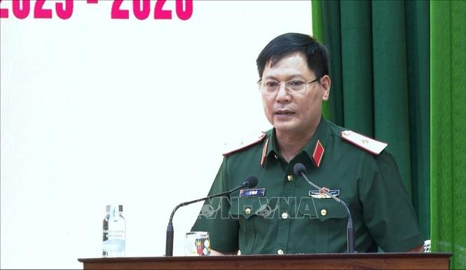 Thiếu tướng Lê Văn Vỹ, Phó Tham mưu trưởng Quân khu 4, Phó Trưởng Ban Chỉ đạo tìm kiếm, quy tập và xác định danh tính hài cốt liệt sĩ Quân khu phát biểu chỉ đạo hội nghị. Ảnh: TTXVN phát