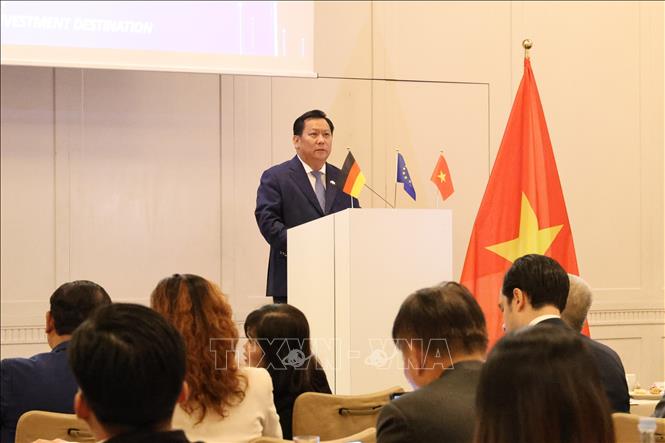 Phó Chủ tịch UBND tỉnh Tây Ninh Huỳnh Văn Sơn giải đáp thắc mắc của các nhà đầu tư. Ảnh: Thu Hằng - PV TTXVN tại Đức