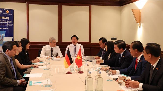 Đoàn công tác của tỉnh Tây Ninh làm việc với Đại sứ Nguyễn Đắc Thành và cán bộ ĐSQ, TLSQ Việt Nam. Ảnh: Thu Hằng - PV TTXVN tại Đức