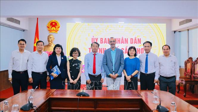 Lãnh đạo TP Cần Thơ và đoàn công tác chụp ảnh lưu niệm. Ảnh: Ngọc Thiện- TTXVN