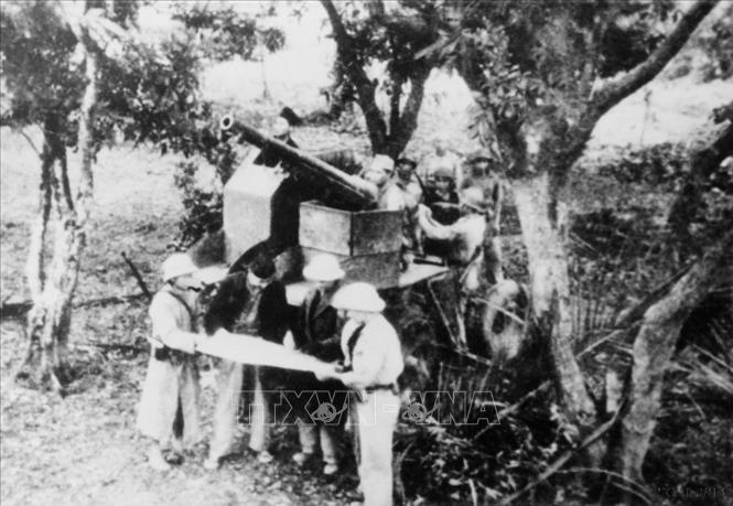 Vào lúc 20 giờ ngày 19/12/1946, những loạt đại bác của ta từ pháo đài Láng bắn vào các mục tiêu của Pháp trong thành phố, chính thức mở đầu cuộc kháng chiến chống Pháp. Ảnh: Nguyễn Bả Khoản - TTXVN