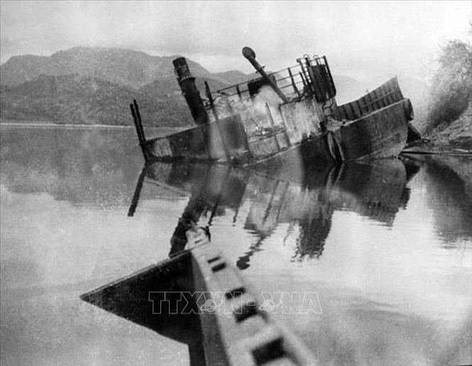  Tàu chiến của Pháp bị quân ta đánh đắm trên sông Lô trong chiến dịch Việt Bắc - Thu Đông 1947. Ảnh: Tư liệu/TTXVN phát