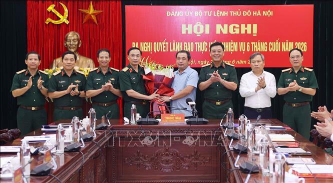 Công bố quyết định của Ban Thường vụ Thành ủy Hà Nội về việc chỉ định đồng chí Trần Đức Thắng, Ủy viên Bộ Chính trị, Bí thư Thành ủy Hà Nội tham gia Ban Chấp hành, Ban Thường vụ và giữ chức Bí Thư Đảng ủy Bộ Tư lệnh Thủ đô Hà Nội nhiệm kỳ 2025 - 2030. Ảnh: Văn Điệp – TTXVN