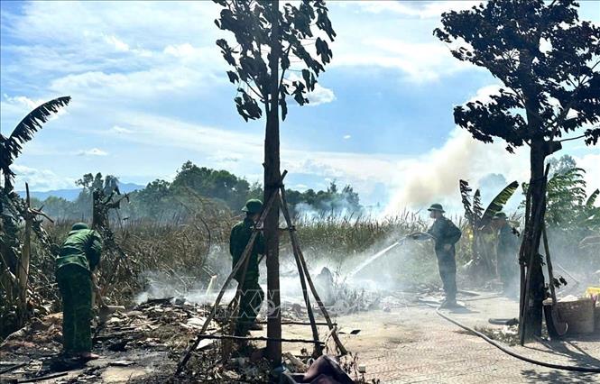 Đồn Biên phòng Nhật Lệ điều động 10 cán bộ, chiến sĩ phối hợp chữa cháy. Ảnh: TTXVN phát