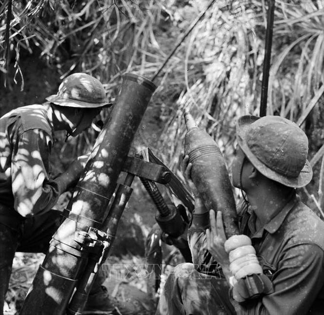 Pháo binh quân giải phóng tại mặt trận Đường 9 ngày đêm trút bão lửa xuống trận địa pháo của quân địch (1971). Ảnh: Lương Nghĩa Dũng -TTXVN