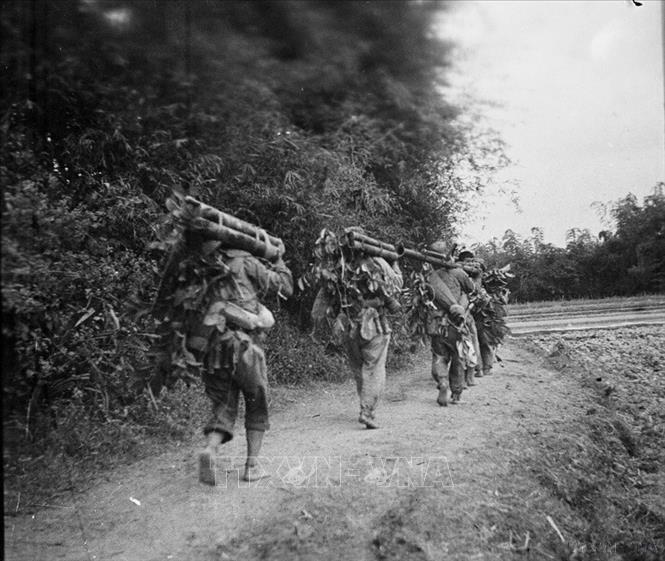Bộ đội pháo binh vác đạn ra trận trong Chiến dịch Trung Du (Trần Hưng Đạo), tháng 12/1950. Ảnh: Tư liệu TTXVN